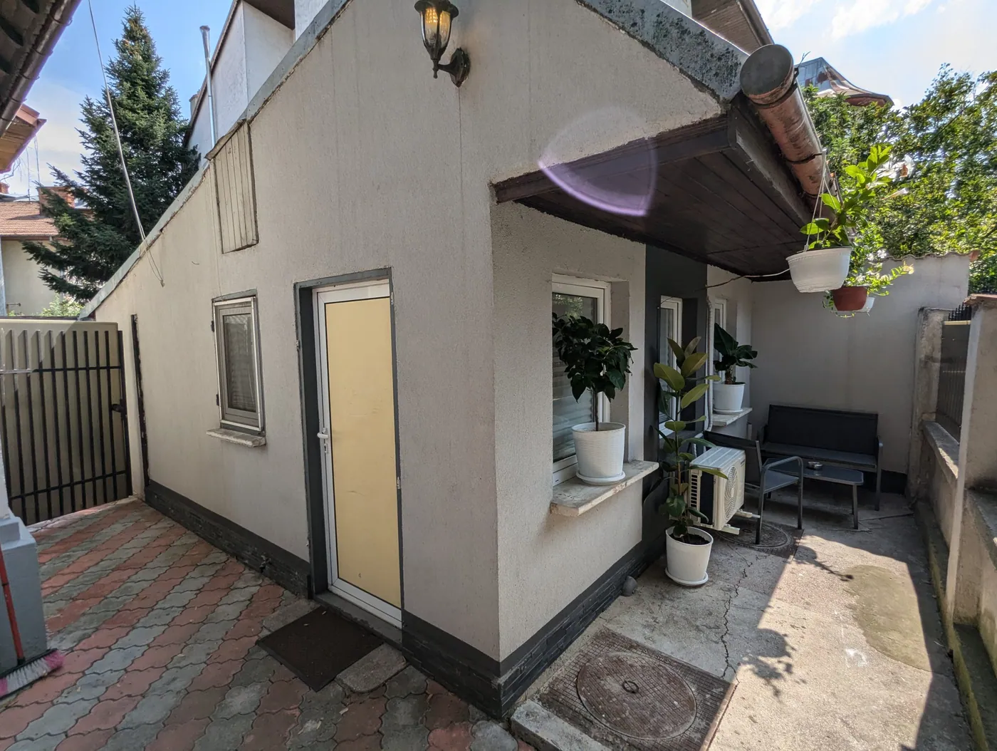 Quiet outdoor courtyard at Serene Studio Bucharest