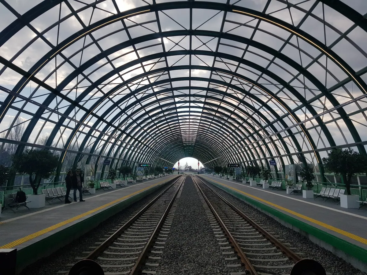 Copertina Gării Aeroport Henri Coandă și liniile trenului spre București Nord