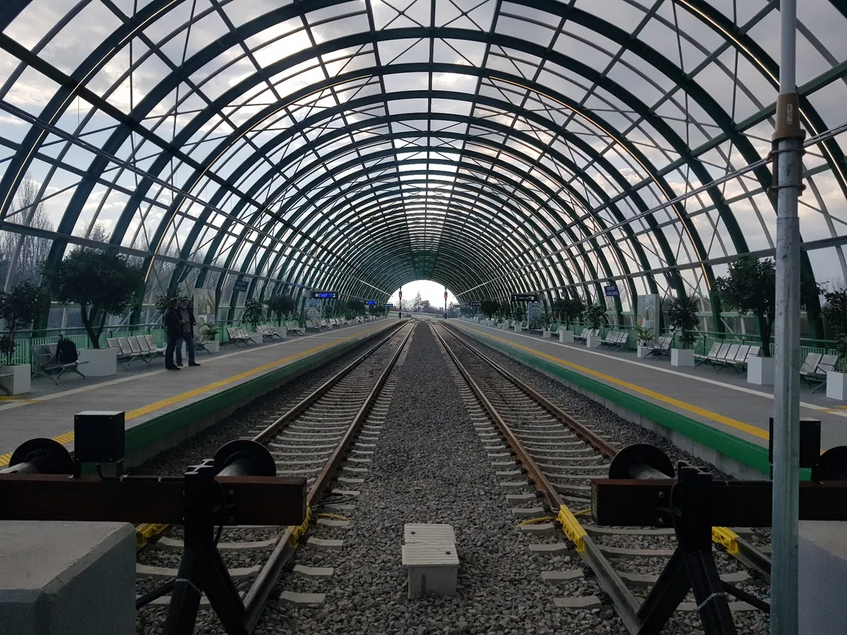 Peronul Gării Aeroport Henri Coandă pentru trenul spre Gara de Nord București